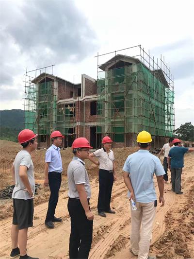 2.胡鏡清董事長(zhǎng)現(xiàn)場(chǎng)調(diào)度和君小鎮(zhèn)安置區(qū)項(xiàng)目建設(shè) .jpg